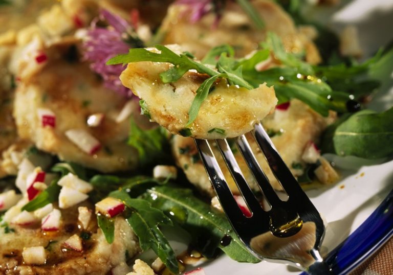 Semmelknödel auf Rucola-Salat mit Radieschen-Vinaigrette - docFood